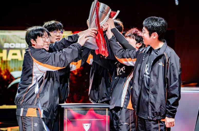 FLY碾压MAD,Peanut打出惊人五杀宿敌对决成都决赛之夜,技惊四座 FLY碾压MAD,Peanut打出惊人五杀宿敌对决成都决赛之夜,技惊四座