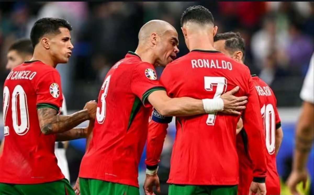 欧洲杯比赛期间球迷疯狂狂热潮,谁将笑到最后? 欧洲杯比赛期间球迷疯狂狂热潮,谁将笑到最后?