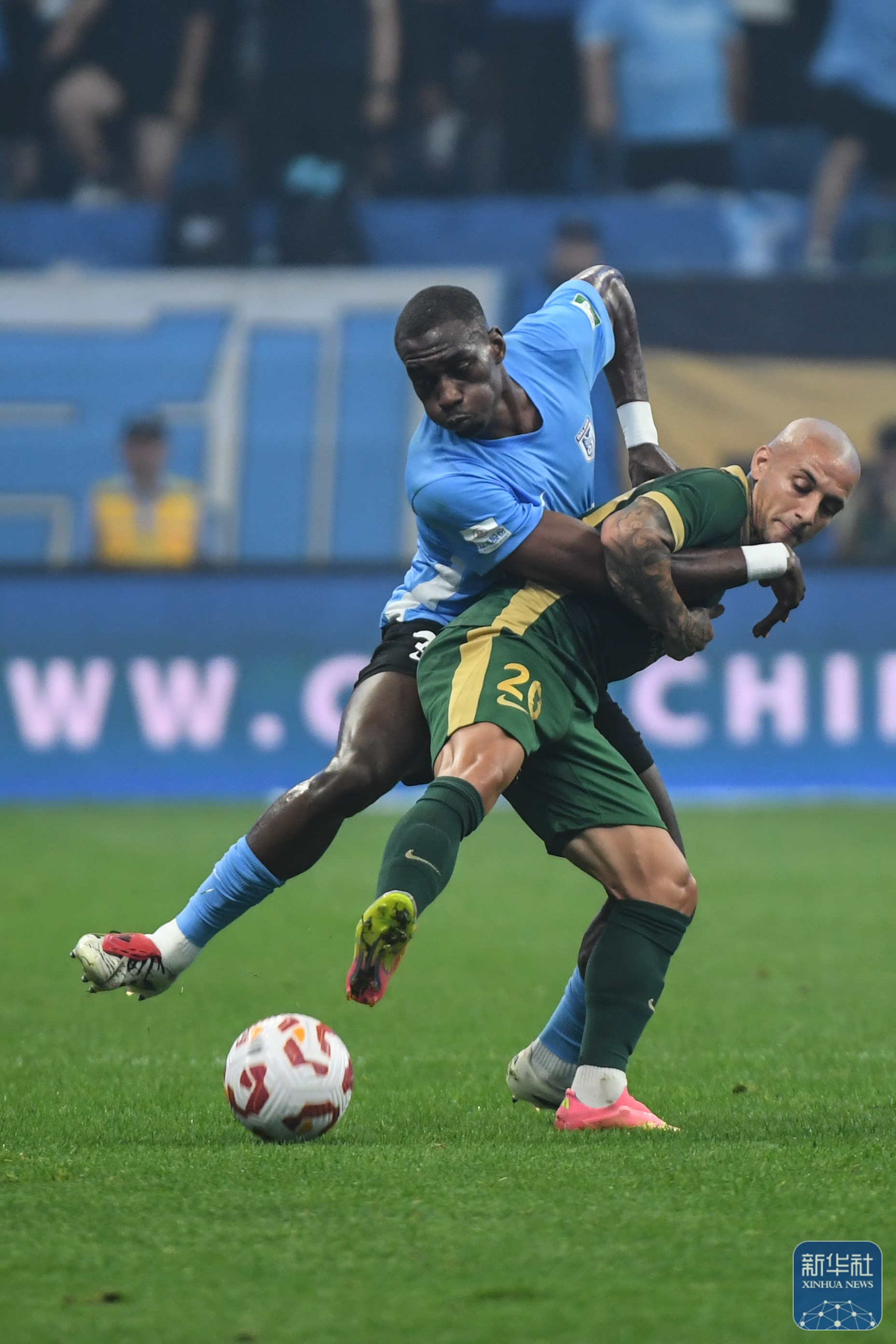 顶级足球俱乐部在最近的比赛中大获全胜