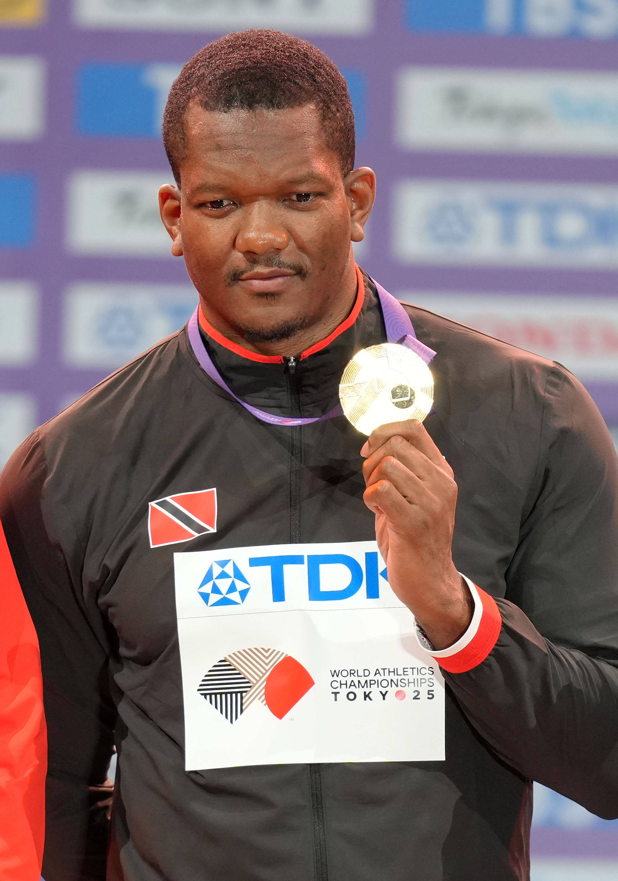 瑞典选手在田径比赛中勇夺冠军奖杯