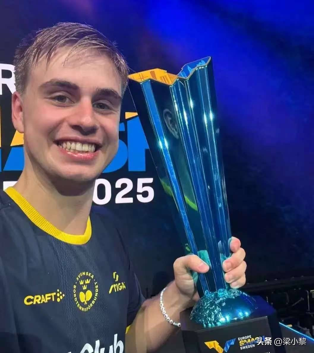 瑞典选手在田径比赛中勇夺冠军奖杯