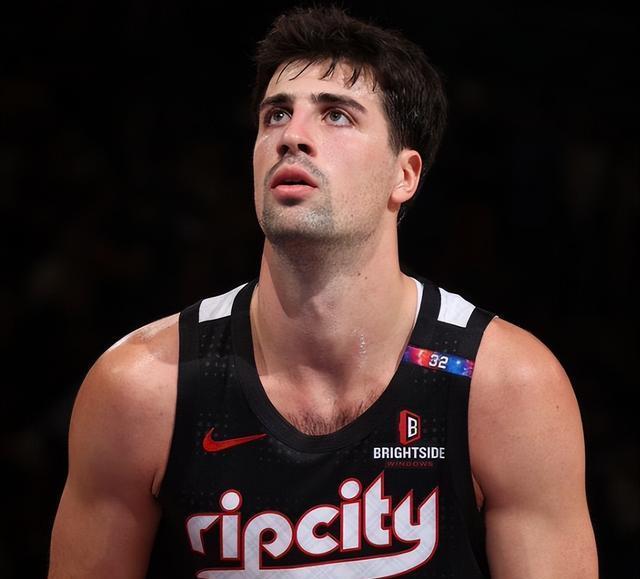 开拓者队后卫连续砍下30+,带领球队赢得胜利 开拓者队后卫连续砍下30+,带领球队赢得胜利