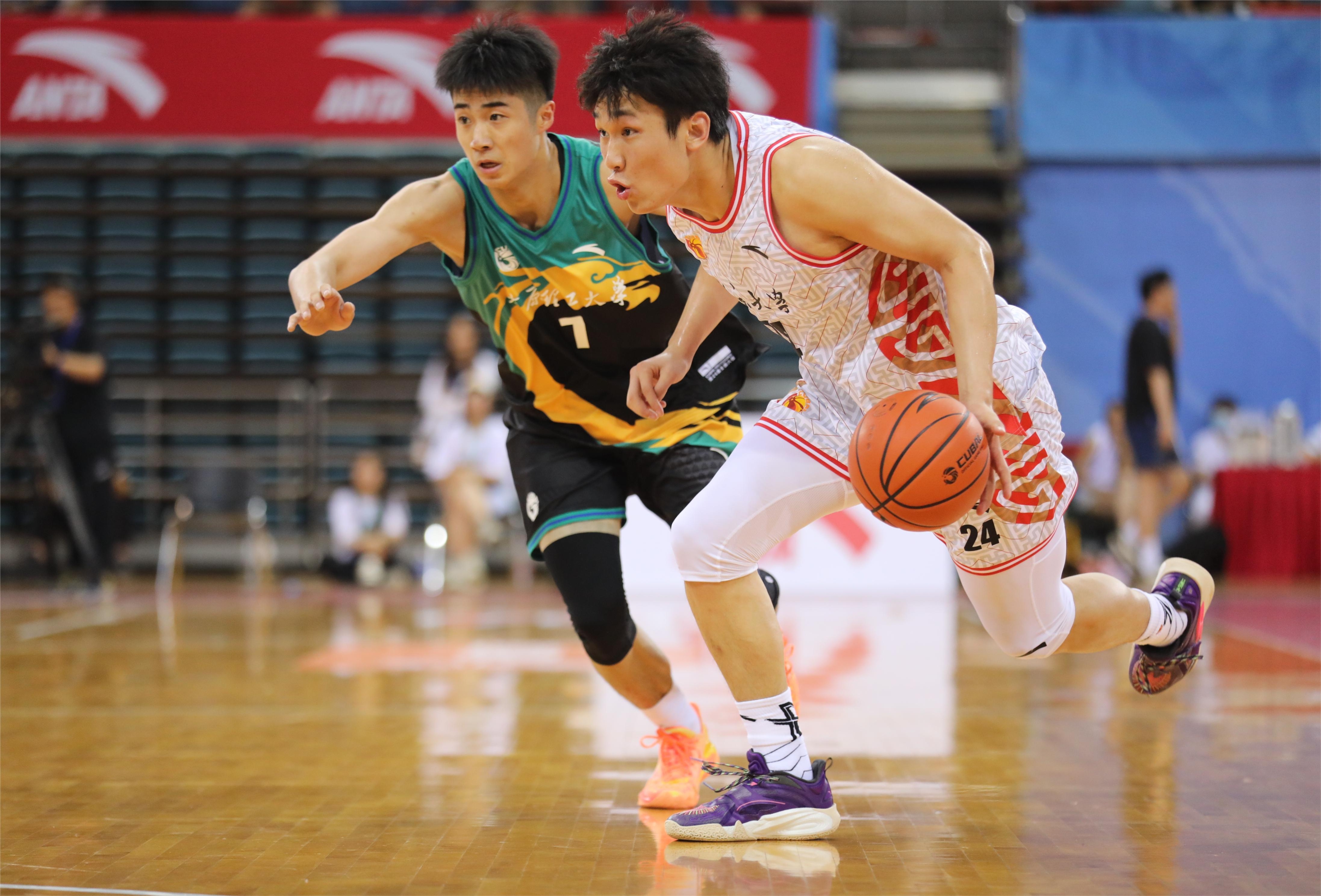 篮球赛事精彩纷呈，场上对抗激烈