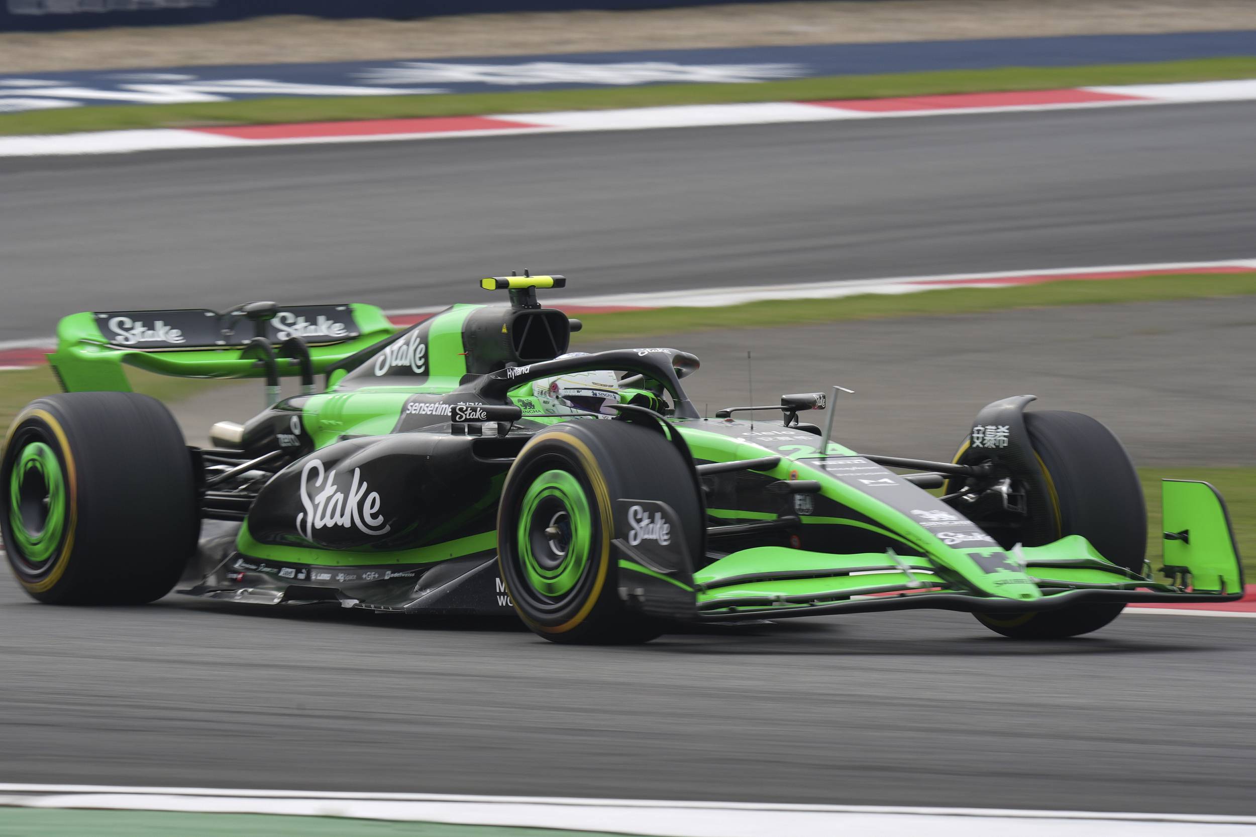 关于红牛二队碾压梅赛德斯，周冠宇统治全场的信息